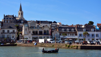 De l'autre ct du Vieux-Port de Pornic - auteur : Poissonneries Bacconnais