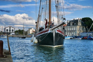 Le Saint-Michel II rentre dans le port de Pornic 