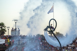 Le magnifique show de flyboard par l'quipe Zapata