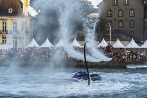 Le magnifique show de flyboard par l'quipe Zapata