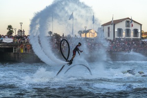 Le magnifique show de flyboard par l'quipe Zapata