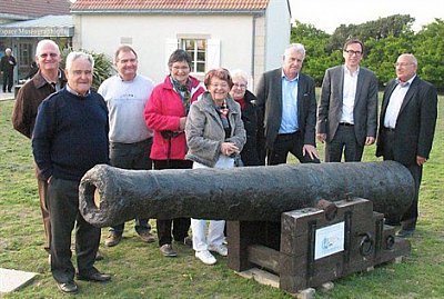 Pornic - 14/04/2012 - La Pointe Saint Gildas : Deux canons de 18 ont pris place devant le smaphore