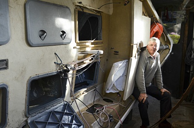 Pornic - 05/12/2014 - Pornic : Claude Martinuzzi souffle les 10 ans de son bateau en kit