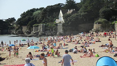 Pornic - 16/04/2015 - Il fait chaud et les plages pornicaises sont prises dassaut 