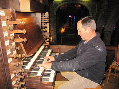 Pornic - 06/05/2015 - Dominique Gervais, facteur dorgue, va restaurer lorgue de Saint-Hlier