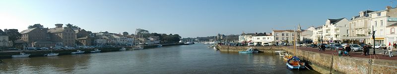 Panoramique : Du fond du Vieux-Port de Pornic...