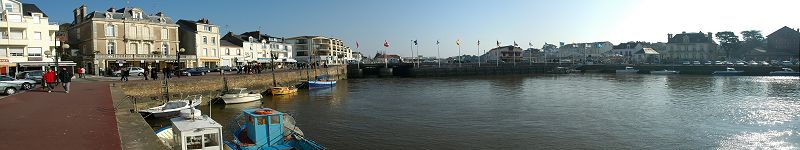 Panoramique : ... vers le fond du Vieux Port de Pornic