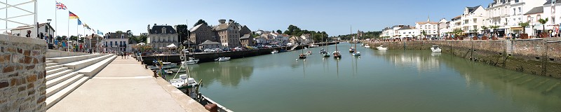 Panoramique : Vue du fond du Vieux Port avec les nouveaux gradins de la Ria