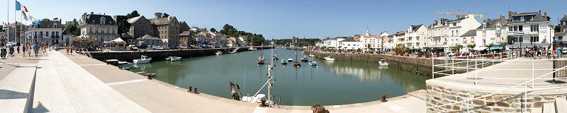 Panoramique : Vue large du Vieux Port vue du Pont du 8 Mai